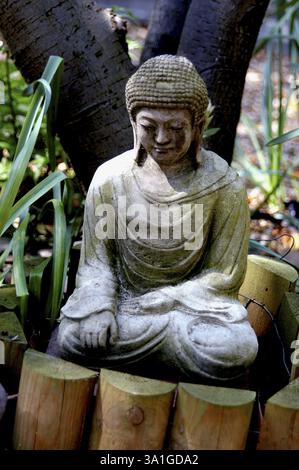 Statue de Bouddha de Gautam dans la banlieue de Londres, Royaume-Uni Angleterre Banque D'Images