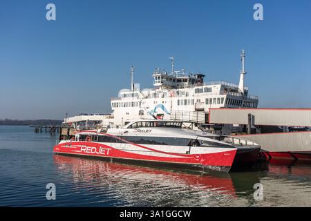Red Funnel Red Jet 7 pieds ferry passagers et Red Funnel car ferry passagers amarrés à Town Quay à Southampton, Hampshire, Angleterre, Royaume-Uni Banque D'Images