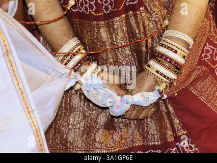 Époux et l'exécution de gath bandhan vidhi dans cérémonie de mariage Banque D'Images