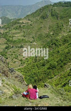 Couple appréciant les vallées de Dehradun, Mussorie Dhanualti, Uttaranchal, Inde, Asie Banque D'Images