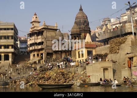 Cérémonie de crémation hindoue au Manikarnika Ghat sur les rives du fleuve Saint Ganga, Varanasi, Uttar Pradesh, Inde, Asie Banque D'Images