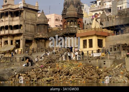 Cérémonie de crémation hindoue au Manikarnika Ghat sur les rives du fleuve Saint Ganga, Varanasi, Uttar Pradesh, Inde, Asie Banque D'Images