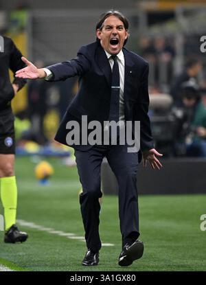 Milan, Italie. 8 mars 2025. Simone Inzaghi, entraîneur-chef de l'Inter Milan, fait des gestes lors d'un match de Serie A entre l'Inter Milan et Monza à Milan, Italie, le 8 mars 2025. Crédit : Alberto Lingria/Xinhua/Alamy Live News Banque D'Images