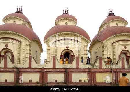 Les pèlerins ont visité Dakshineshwar Kali Temple classique cabane bengali construit en 1847 entouré de douze temples Shiva, Calcutta maintenant Kolkata, Beng Ouest Banque D'Images
