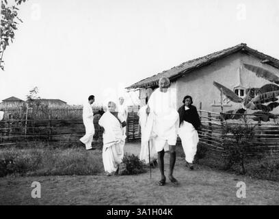 Kasturba Gandhi, Mahatma Gandhi, ashramite Shardabehn Shukawala marchant devant la cabane du Mahatma Gandhi à Sevagram Ashram, 1939 NO MR Banque D'Images