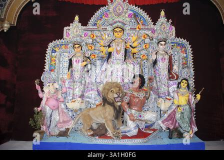 Durga décoratif modèle en argile démon mahishasura tuer avec des statues de kartikeya ganesha et lakshmi saraswati sur Durga puja Banque D'Images