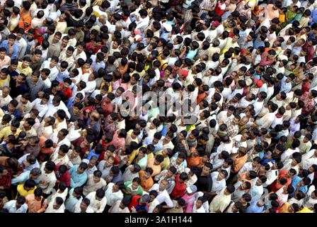 Route bondée, les gens se sont rassemblés pour voir dahi handi sur Govinda Gokul festival ashtami, Bombay Mumbai, Maharashtra, Inde, Asie Banque D'Images