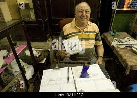 Le portrait du propriétaire de la boulangerie de Nahoum, Calcutta, Bengale occidental, Inde NO MR Banque D'Images