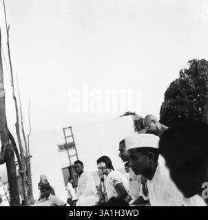 Mahatma Gandhi lors d'une réunion de prière à la colonie de balayeurs de Bhangi, New Delhi, 1946, Kanu Gandhi, Inde NO MR Banque D'Images