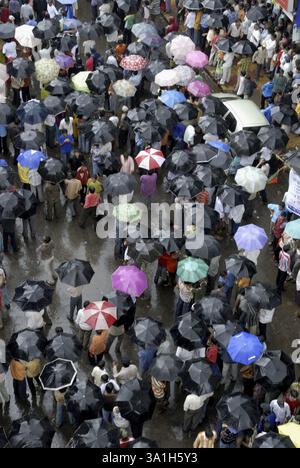 Vue aérienne de personnes utilisant des parapluies colorés près de Dadar, Mumbai Bombay, Maharashtra, Inde, Asie Banque D'Images