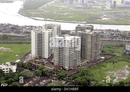 Une vue aérienne des tours de Reliance situées le long des voies ferrées à Kurla aussi la rivière Mithi en arrière-plan dans la banlieue centrale de Bombay Mumbai, Maharashtr Banque D'Images