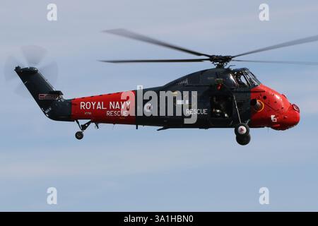 G-WSEX, un Westland Wessex HU5 exploité par Historic Helicopters, arrive à la RAF Fairford dans le Gloucestershire, en Angleterre, pour participer au Royal International Air Tattoo 2022 (RIAT22). L'avion servait auparavant dans la Royal Navy (Fleet Air Arm) sous le nom de XT761, et porte les couleurs de recherche et sauvetage de son époque en service. Banque D'Images