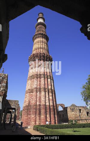 Qutab Minar construit en 1311 tour de grès rouge, art indo-musulman, sultanat de Delhi, Delhi, Inde site du patrimoine mondial de l'UNESCO Banque D'Images