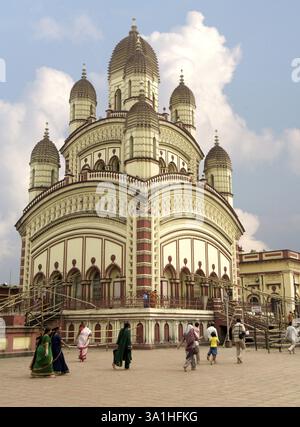 Les pèlerins ont visité Dakshineshwar Kali Temple classique cabane bengali construit en 1847 entouré de douze temples Shiva, Calcutta maintenant Kolkata, Beng Ouest Banque D'Images
