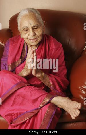 Une femme maharashtrienne de 92 ans racontant sa vie, Inde MR#686J. Banque D'Images