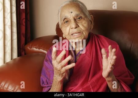 Une femme maharashtrienne de 92 ans racontant sa vie, Inde MR#686J. Banque D'Images
