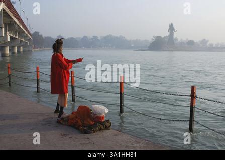 Sadhu à Ganga Water à Haridwar, Uttar Pradesh, Inde, Asie Banque D'Images