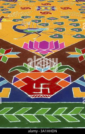 Vue aérienne de l'énorme Rangoli, design de sol dessiné avec de la poudre colorée pour célébrer Gudi Padva Festival, nouvel an de la religion hindoue, Thane, Maharashtr Banque D'Images