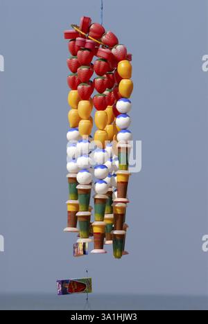 Fraises, mangues, boules et cônes, contenants en plastique colorés de crème glacée suspendus à l'extérieur de la camionnette de Malpe Beach, à 4 kilomètres d'Udupi, Karnataka, Banque D'Images