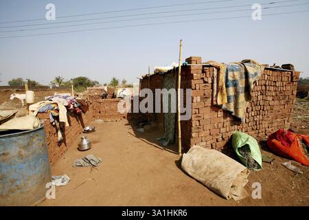 Une maison faite de briques près de l'usine de briques dans un village de Sangli, Maharashtra, Inde, Asie Banque D'Images
