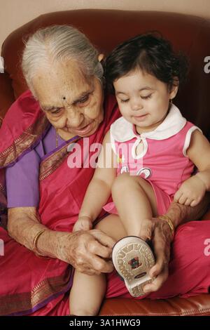 Une femme maharashtrienne de 92 ans avec sa petite-fille, Inde MR#686J, 686K. Banque D'Images