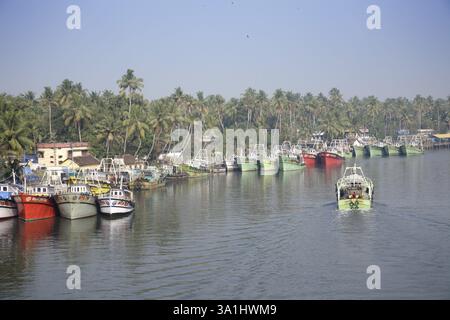 Bateau pêcheur du pont Munambam Maliankara, Dist Ernakulam, Kerala, Inde, Asie Banque D'Images