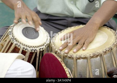 Musique bengali, homme jouant un instrument de musique à percussion tabla et dugga Banque D'Images