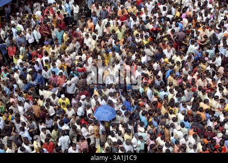 Route bondée, les gens se sont rassemblés pour voir dahi handi sur Govinda Gokul festival ashtami, Bombay Mumbai, Maharashtra, Inde, Asie Banque D'Images
