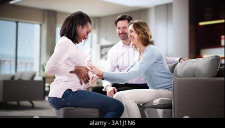 Black American Doula fournissant des soins de naissance pour diverses familles Banque D'Images