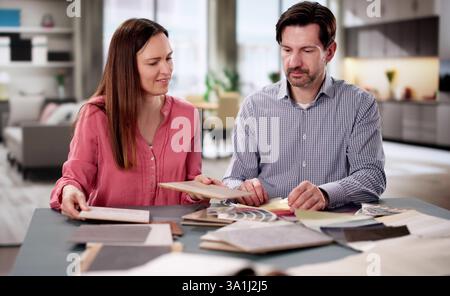 Couple sélection de couleurs de peinture pour le nouveau projet de design d'intérieur de maison Banque D'Images