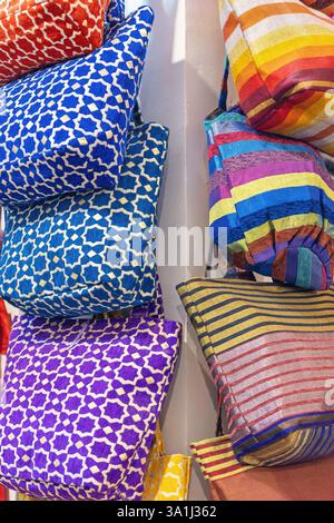 Sacs colorés dans une boutique à Fès. Maroc. Verticalement. Banque D'Images
