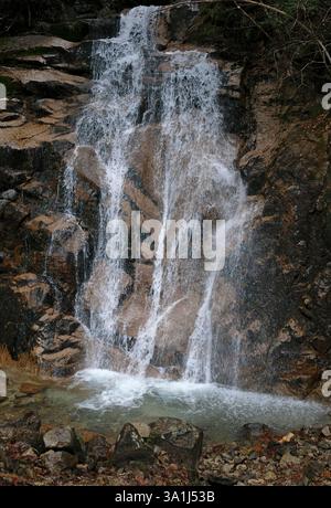 Chute d'eau de Medaki le long du sentier de randonnée Nakasendo au Japon Banque D'Images
