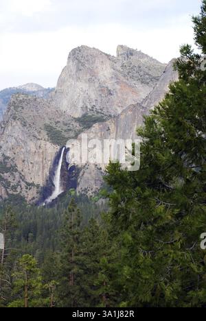 Bridal Veil Falls, site du patrimoine mondial 1984, Yosemite National Park, Californie, États-Unis d'Amérique Banque D'Images