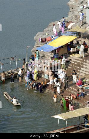Les pèlerins prennent un bain à Narmada à Omkareshwar, District Khandva, Madhya Pradesh, Inde, Asie Banque D'Images