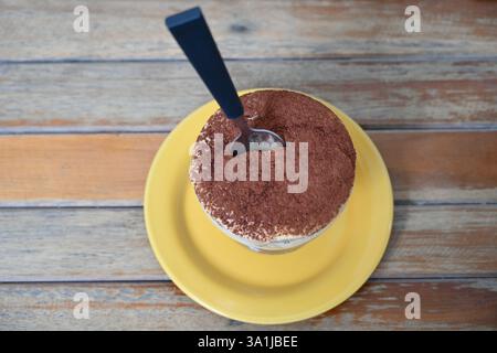 Dessert italien Tiramisu servi dans un café ensoleillé. Banque D'Images