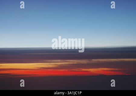 Rouge, Orange, Or, Noir, gris, bleu foncé, ciel matinal de vol, juste avant d'atterrir Charles de Gaulle, Paris, France, Europe Banque D'Images