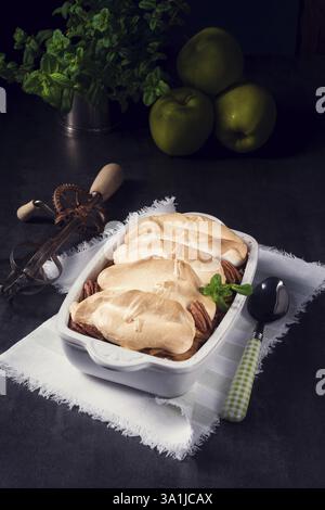 Pommes cuites avec les écrous et la meringue Banque D'Images