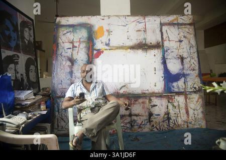 Artiste contemporain indien sud-asiatique Bose Krishnamachari peignant dans son atelier, Mumbai Bombay, Maharashtra, Inde NA MR Banque D'Images