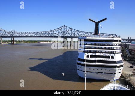 Bateau de croisière près du pont de connexion de la ville en croissant sur le fleuve Mississippi, anciennement le pont du Grand New Orleans, Twin Cantilever Bridge, 5e. Banque D'Images