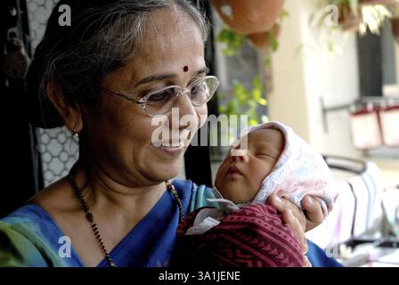 Nouveau-né indien sud-asiatique avec grand-mère, Bombay Mumbai, Maharashtra, Inde, MR # 364, Asie Banque D'Images