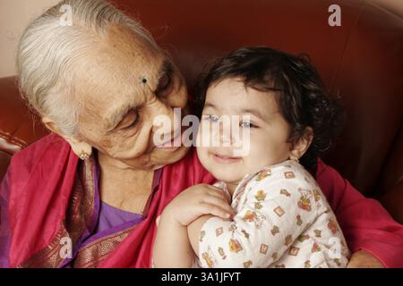 Une femme maharashtrienne de 92 ans avec sa petite-fille, Inde MR#686J, 686K. Banque D'Images