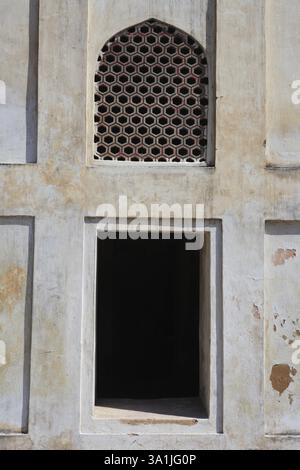 La porte de Bu Halima a conduit au jardin-tombeau de Bu Halima dans le complexe tombeau de Humayun, architecture moghole, Delhi, Inde site du patrimoine mondial de l'UNESCO Banque D'Images
