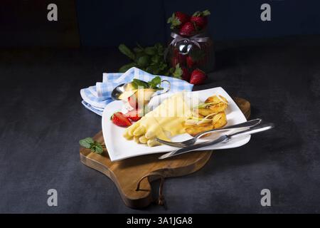 Asperges, sauce hollandaise et pommes de terre cuites au four Banque D'Images