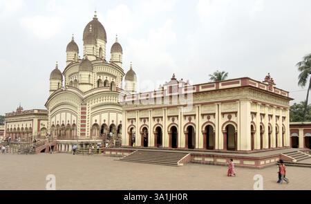 Dakshineshwar Kali Temple classique cabane bengali construit en 1847 entouré de douze temples Shiva, Calcutta Naw Kolkata, Bengale occidental, Inde, Asie Banque D'Images