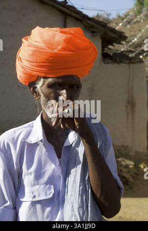 Vieil homme rural fumant du bidi, Dilwara, Rajasmand District, Rajasthan, Inde, Asie Banque D'Images