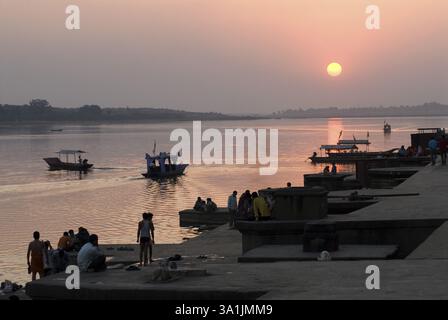 Coucher de soleil sur la rivière Narmada sur la rive du ghat Maheshwar, Madhya Pradesh, Inde, Asie Banque D'Images