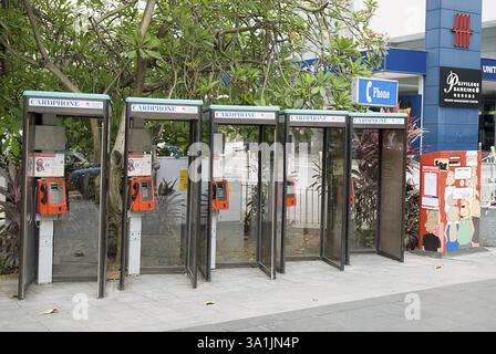 Cabine téléphonique publique dans la rue de Singapour Banque D'Images