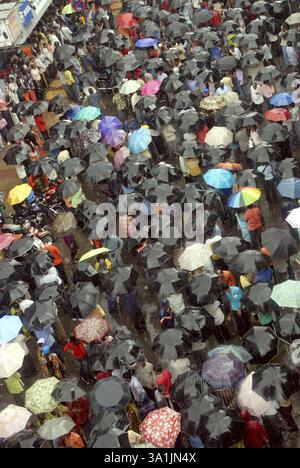 Route bondée, les gens se sont rassemblés pour voir dahi handi sur Govinda Gokul festival ashtami, Bombay Mumbai, Maharashtra, Inde, Asie Banque D'Images