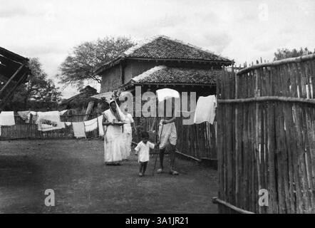 Mahatma Gandhi, Kasturba Gandhi (b), MaNAgna (l, épouse du petit neveu Krishnadas du Mahatma Gandhi) et son fils Sharad à Sevagram Ashram, 1940 NA M. Banque D'Images