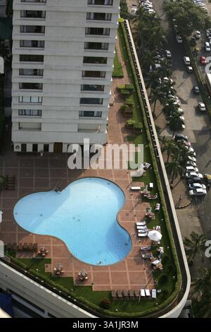 Vue aérienne de la piscine de la tour Hilton de l'hôtel également parking près de la tour Hilton à Marine Drive à Bombay Mumbai, Maharashtra, Inde, Asie Banque D'Images